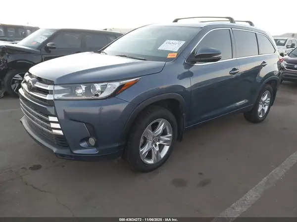 5TDDZRFH5HS427384 2017 TOYOTA HIGHLANDER - Image 2