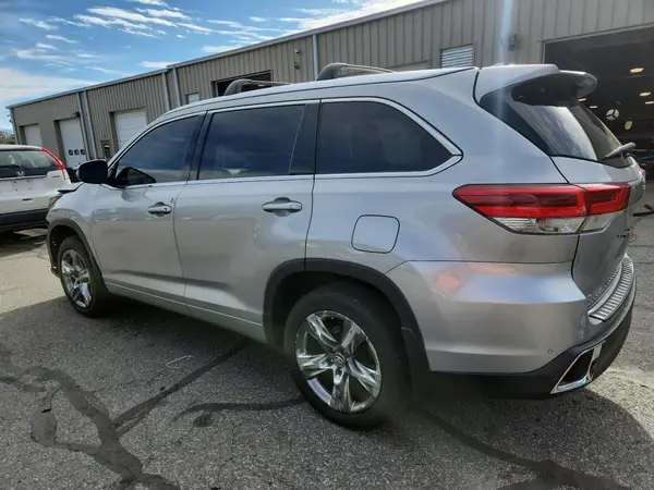 5TDDZRFH5HS433573 2017 TOYOTA HIGHLANDER - Image 2