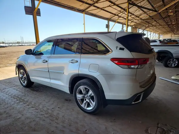 5TDDZRFH5HS447571 2017 TOYOTA HIGHLANDER - Image 2