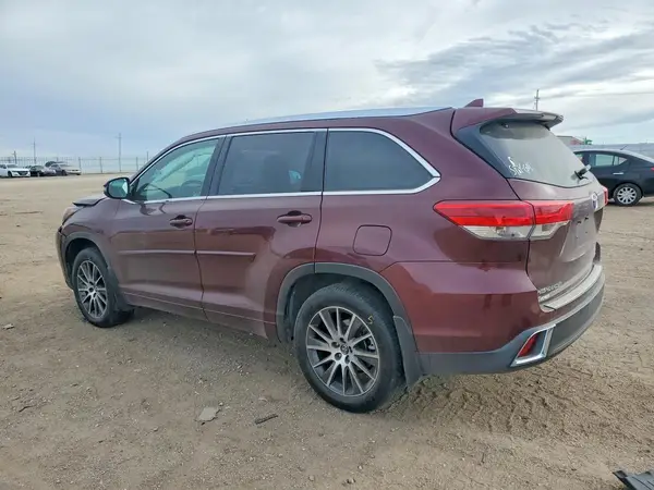 5TDDZRFH5JS859415 2018 TOYOTA HIGHLANDER - Image 2