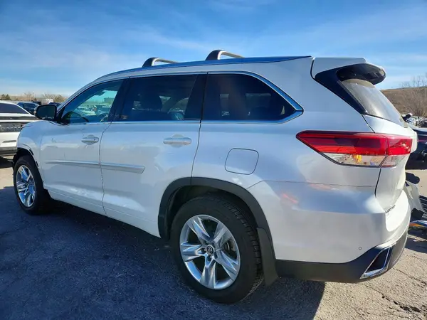 5TDDZRFH5KS724811 2019 TOYOTA HIGHLANDER - Image 2