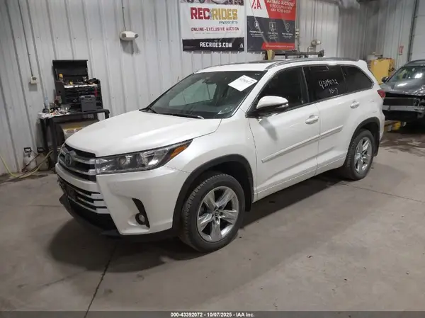 5TDDZRFH5KS738045 2019 TOYOTA HIGHLANDER - Image 2