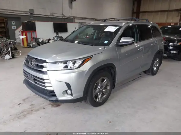 5TDDZRFH6HS379569 2017 TOYOTA HIGHLANDER - Image 2