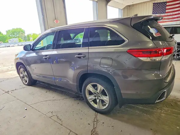 5TDDZRFH6HS394220 2017 TOYOTA HIGHLANDER - Image 2