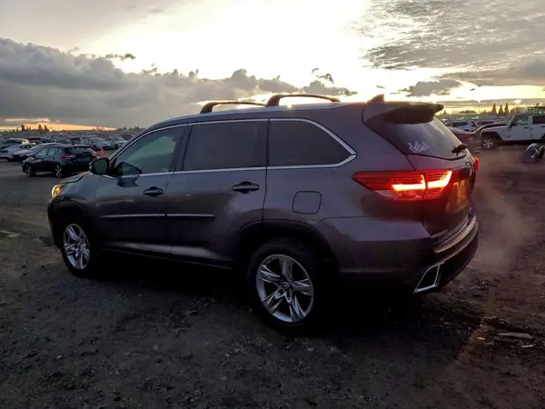 5TDDZRFH6JS831896 2018 TOYOTA HIGHLANDER - Image 2