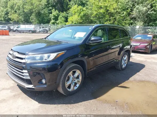 5TDDZRFH6JS839240 2018 TOYOTA HIGHLANDER - Image 2