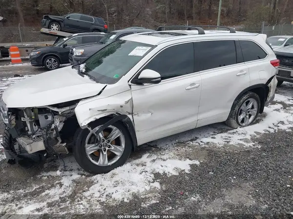 5TDDZRFH6JS863988 2018 TOYOTA HIGHLANDER - Image 2