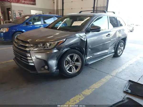 5TDDZRFH6JS896957 2018 TOYOTA HIGHLANDER - Image 2