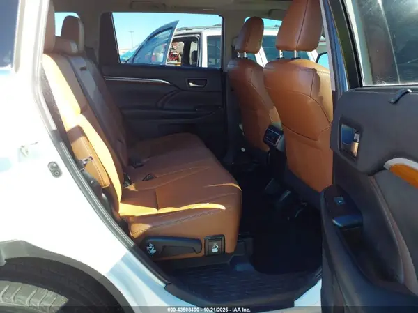 5TDDZRFH6KS973554 2019 TOYOTA HIGHLANDER - Image 8