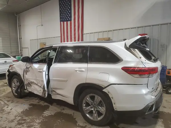 5TDDZRFH7JS494560 2018 TOYOTA HIGHLANDER - Image 2