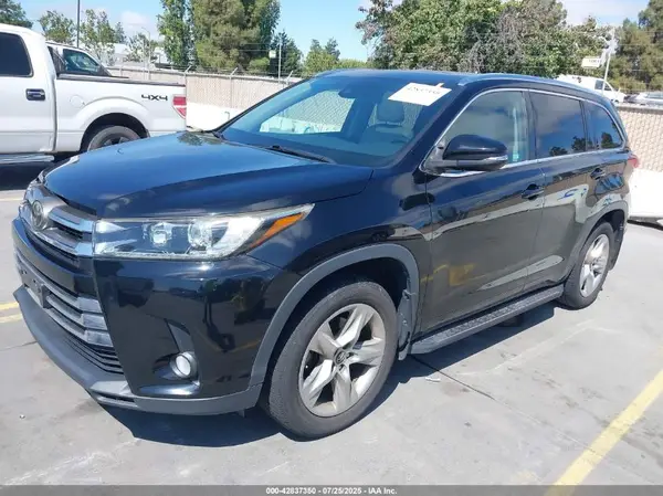 5TDDZRFH7JS832717 2018 TOYOTA HIGHLANDER - Image 2