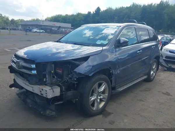 5TDDZRFH7JS866950 2018 TOYOTA HIGHLANDER - Image 2