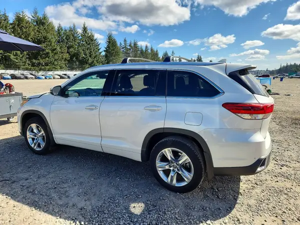 5TDDZRFH7JS879097 2018 TOYOTA HIGHLANDER - Image 2