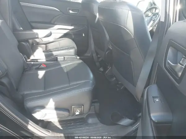 5TDDZRFH7KS942359 2019 TOYOTA HIGHLANDER - Image 8