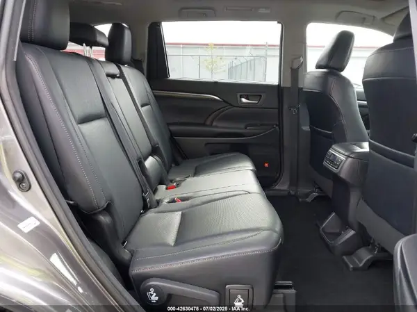 5TDDZRFH8HS380934 2017 TOYOTA HIGHLANDER - Image 8