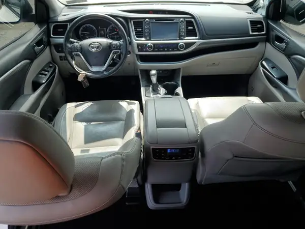 5TDDZRFH8HS382957 2017 TOYOTA HIGHLANDER - Image 8