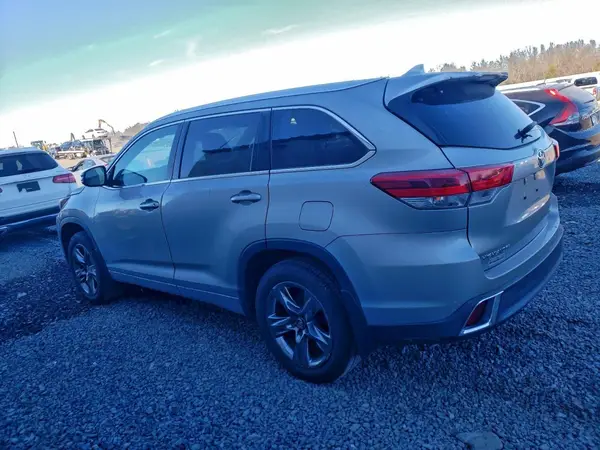 5TDDZRFH8HS469256 2017 TOYOTA HIGHLANDER - Image 2