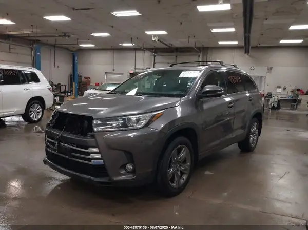5TDDZRFH8HS476840 2017 TOYOTA HIGHLANDER - Image 2