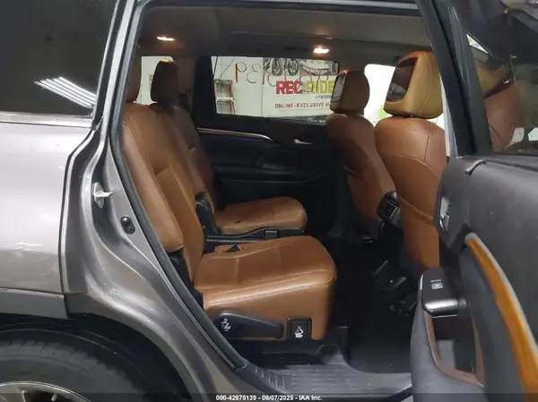 5TDDZRFH8HS476840 2017 TOYOTA HIGHLANDER - Image 8