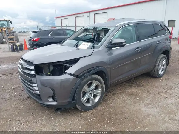5TDDZRFH8JS491439 2018 TOYOTA HIGHLANDER - Image 2