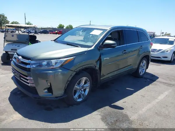 5TDDZRFH8JS802769 2018 TOYOTA HIGHLANDER - Image 2