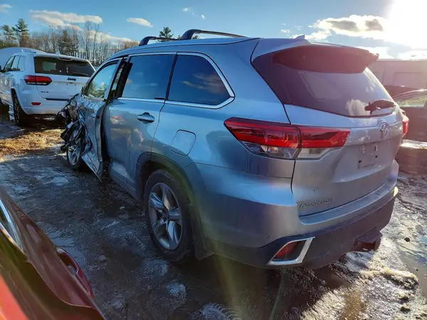 5TDDZRFH8JS822293 2018 TOYOTA HIGHLANDER - Image 2
