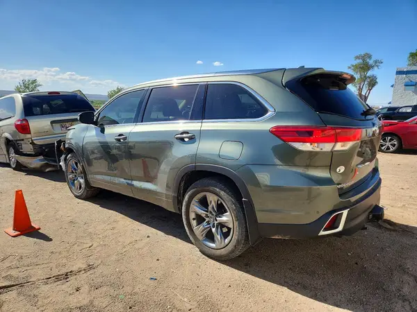 5TDDZRFH8JS877553 2018 TOYOTA HIGHLANDER - Image 2