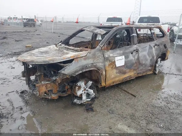 5TDDZRFH8KS745877 2019 TOYOTA HIGHLANDER - Image 2