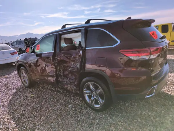 5TDDZRFH8KS998679 2019 TOYOTA HIGHLANDER - Image 2