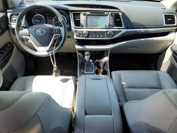 5TDDZRFH9HS360773 2017 TOYOTA HIGHLANDER - Image 8