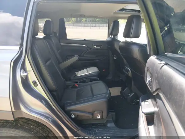 5TDDZRFH9HS377802 2017 TOYOTA HIGHLANDER - Image 8