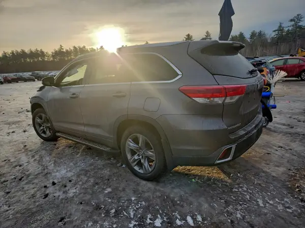 5TDDZRFH9HS378495 2017 TOYOTA HIGHLANDER - Image 2