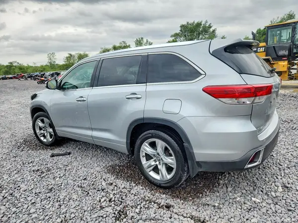 5TDDZRFH9HS391537 2017 TOYOTA HIGHLANDER - Image 2