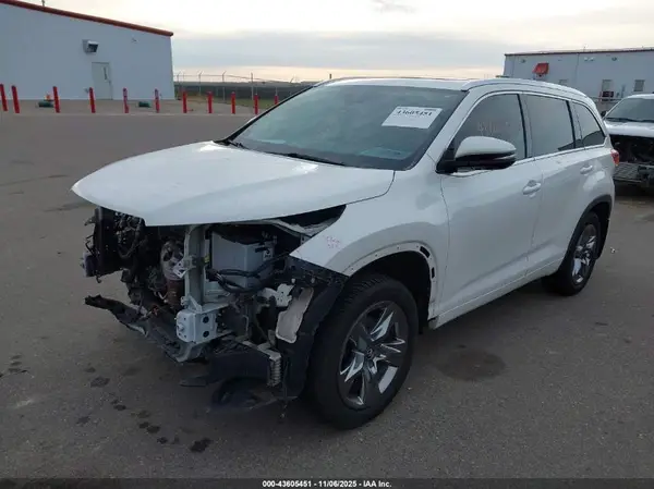5TDDZRFH9HS421572 2017 TOYOTA HIGHLANDER - Image 2