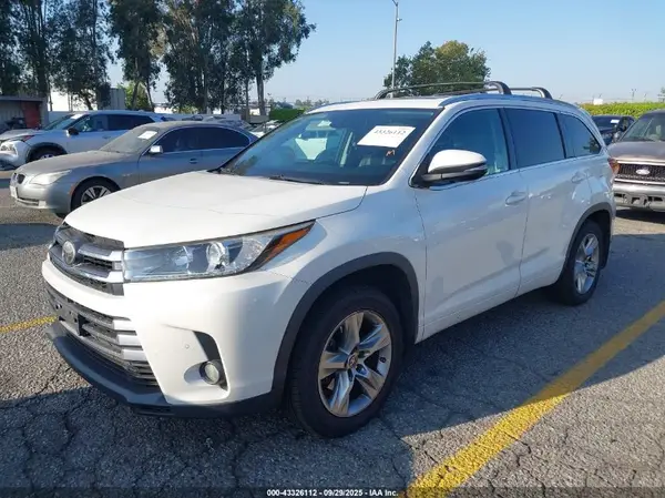 5TDDZRFH9HS429932 2017 TOYOTA HIGHLANDER - Image 2