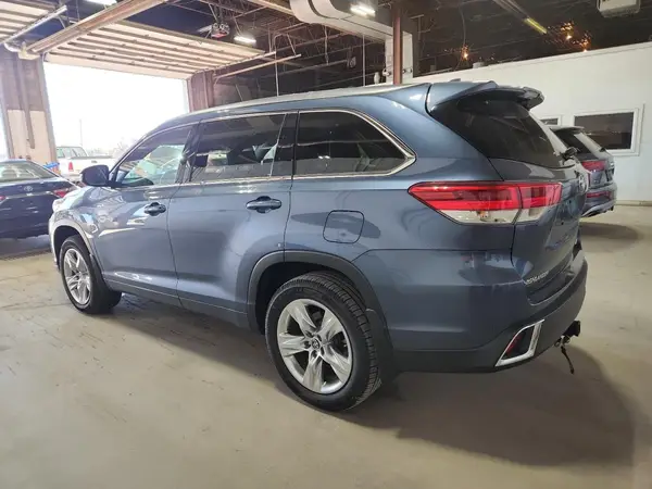 5TDDZRFH9JS490798 2018 TOYOTA HIGHLANDER - Image 2