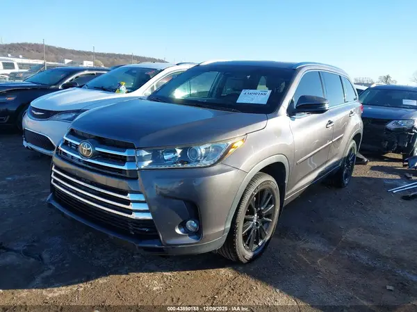 5TDDZRFH9JS807141 2018 TOYOTA HIGHLANDER - Image 2