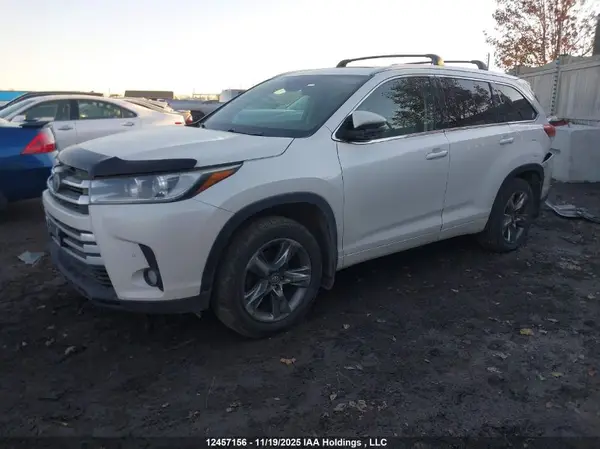 5TDDZRFH9JS818608 2018 TOYOTA HIGHLANDER - Image 2