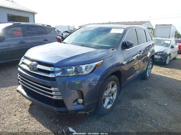 5TDDZRFH9JS873561 2018 TOYOTA HIGHLANDER - Image 2