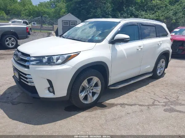 5TDDZRFH9JS879764 2018 TOYOTA HIGHLANDER - Image 2