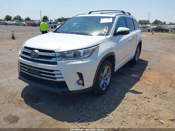 5TDDZRFHXHS368350 2017 TOYOTA HIGHLANDER - Image 2