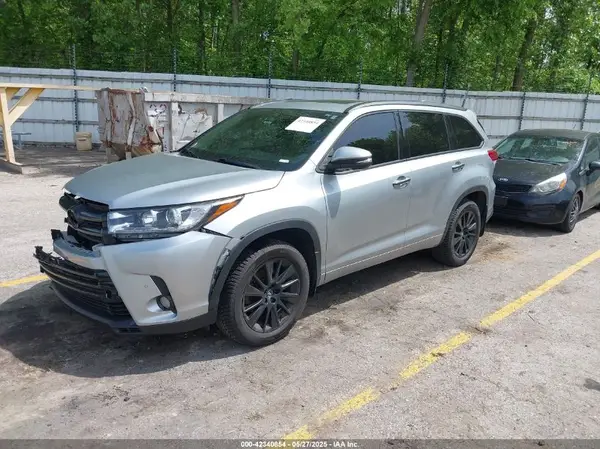 5TDDZRFHXHS448196 2017 TOYOTA HIGHLANDER - Image 2
