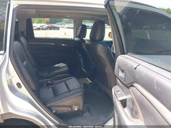 5TDDZRFHXHS448196 2017 TOYOTA HIGHLANDER - Image 8