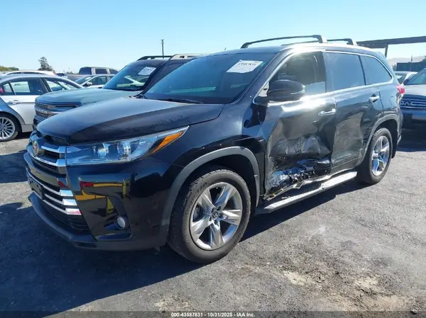 5TDDZRFHXHS457335 2017 TOYOTA HIGHLANDER - Image 2