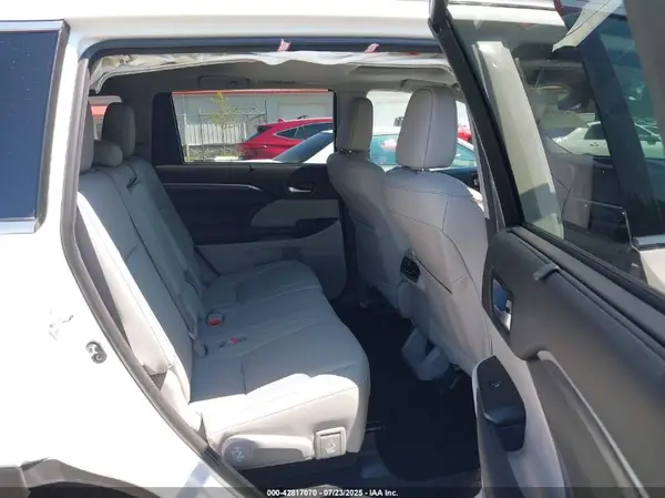 5TDDZRFHXJS802630 2018 TOYOTA HIGHLANDER - Image 8