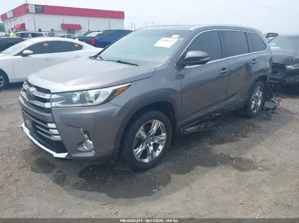 5TDDZRFHXJS869860 2018 TOYOTA HIGHLANDER - Image 2