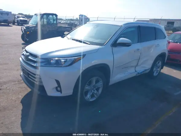 5TDDZRFHXKS728370 2019 TOYOTA HIGHLANDER - Image 2