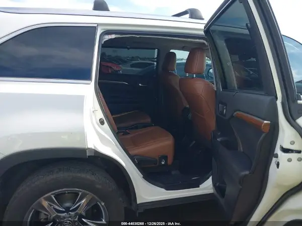 5TDDZRFHXKS732547 2019 TOYOTA HIGHLANDER - Image 8