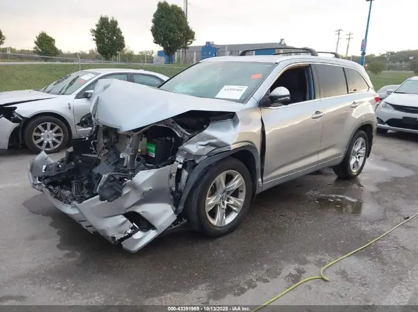 5TDDZRFHXKS736856 2019 TOYOTA HIGHLANDER - Image 2