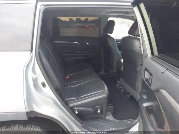 5TDDZRFHXKS736856 2019 TOYOTA HIGHLANDER - Image 8